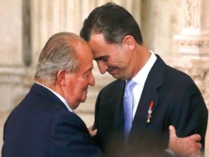 Don Juan Carlos abraza a su hijo el día de la ceremonia de su abdicación, el 18 de junio de 2014.