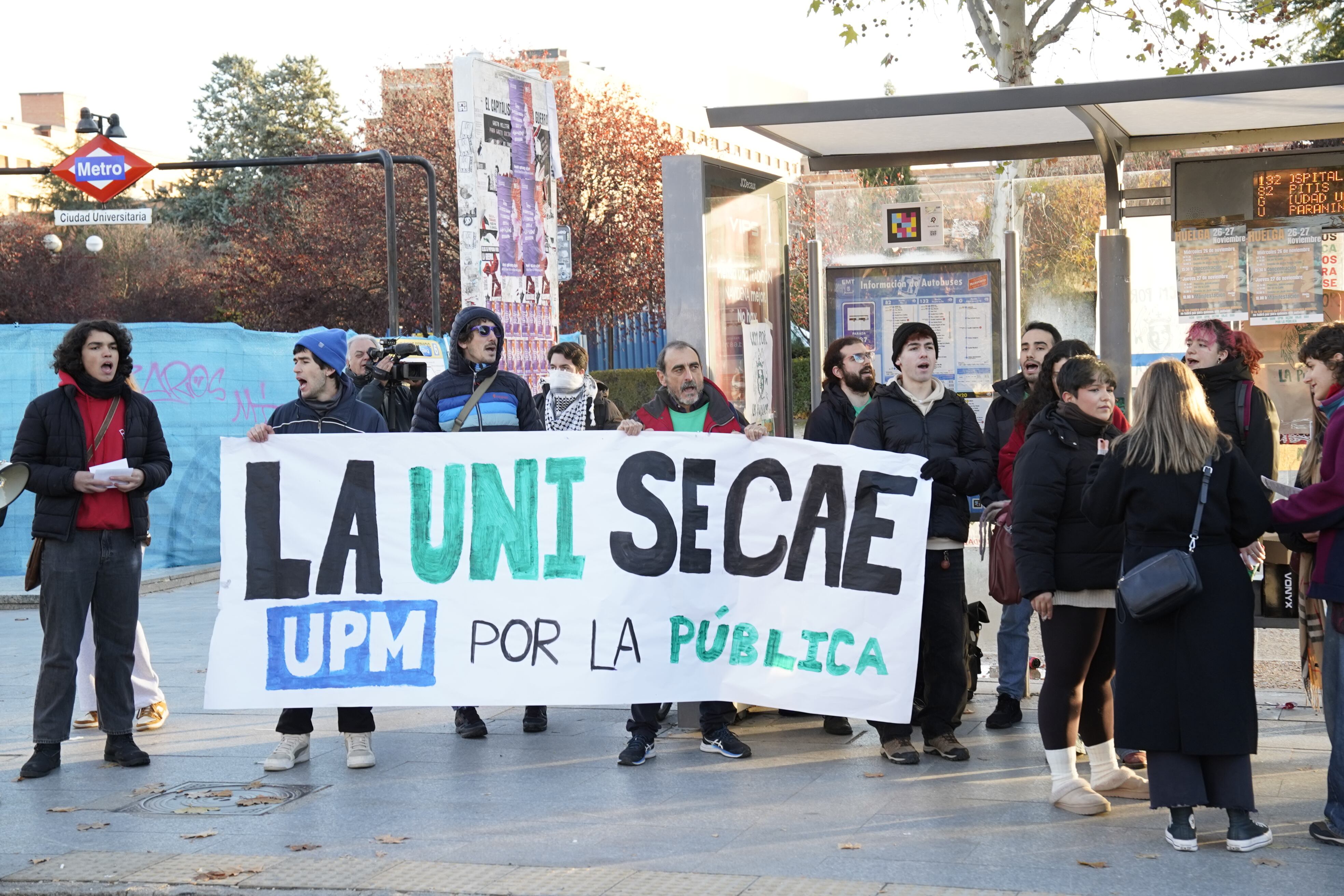 Estudiantes de la UPM en un piquete, a la salida del metro Ciudad Universitaria, este miércoles.