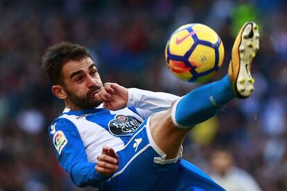 Adrián López del Deportivo La Coruna se hace con el control del Balón.