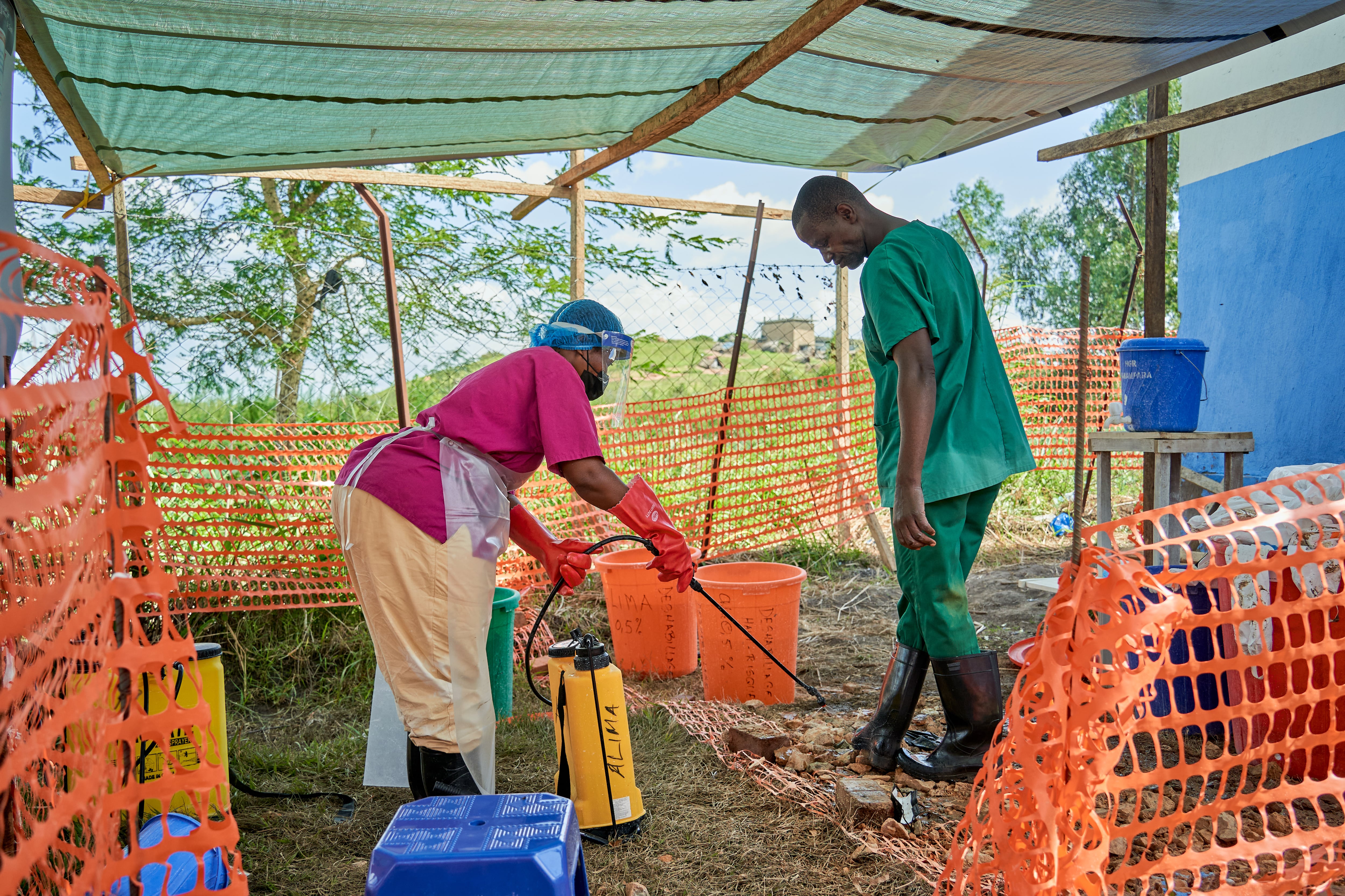 Dos responsables sanitarios se lavan los pies antes de entrar en un centro de tratamiento en Bunia, el 8 de junio de 2026.
