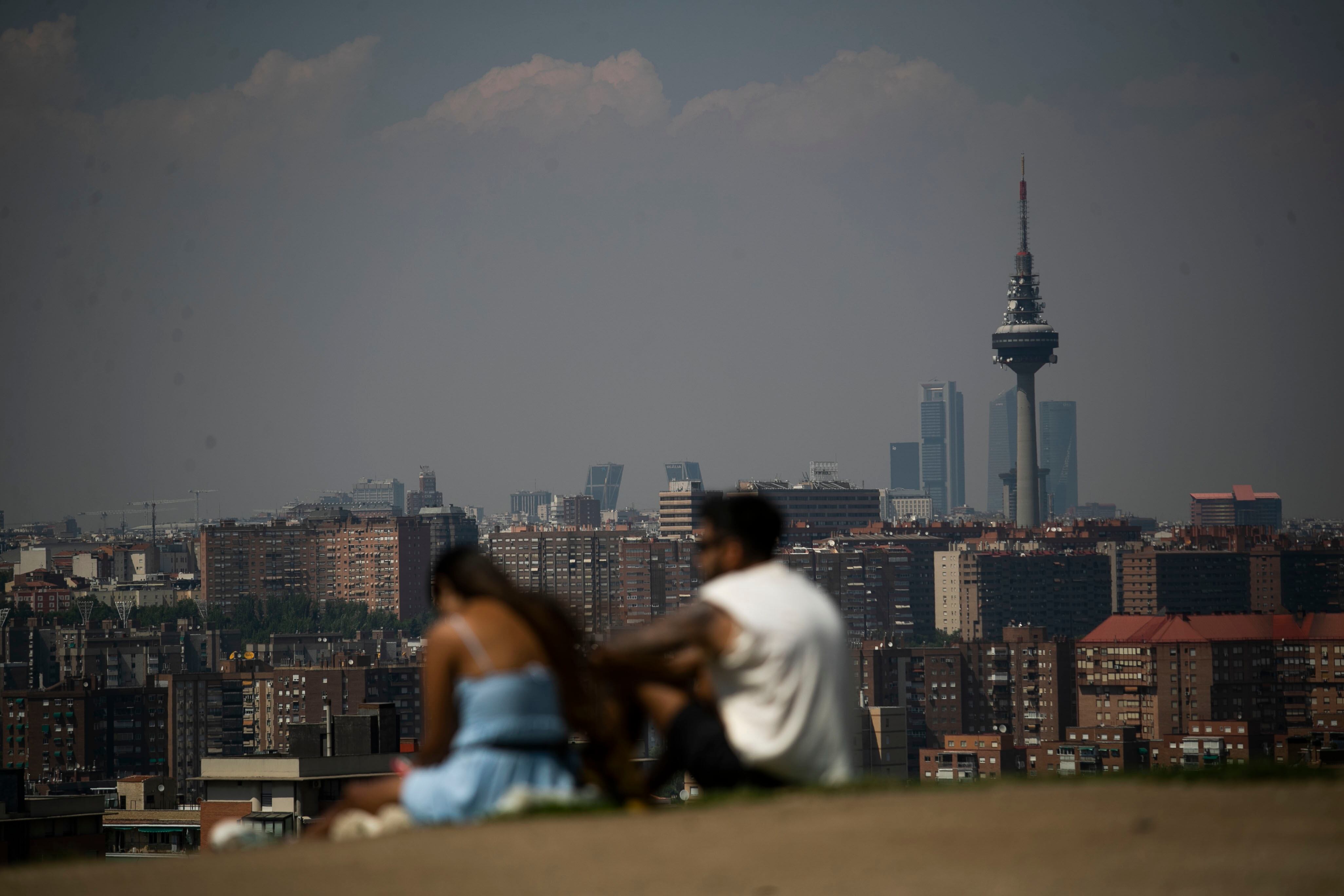 Vista de Madrid desde el parque del Padre Pío en Vallecas, este martes.