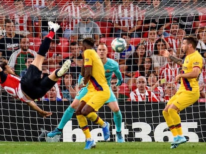 Aduriz remata para hacer el gol del Athletic.