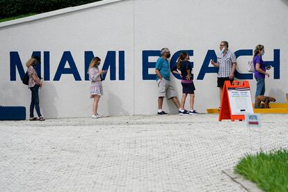 La fila en un centro de votación en Miami Beach.