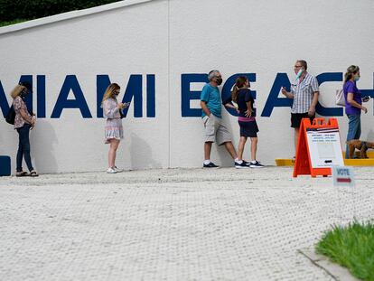 La fila en un centro de votación en Miami Beach.