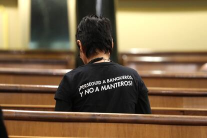 Una parlamentària porta una samarreta reivindicativa a l'hemicicle.