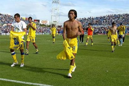 Los jugadores del Cádiz se dirigen al fondo a lanzar las camisetas a sus seguidores.