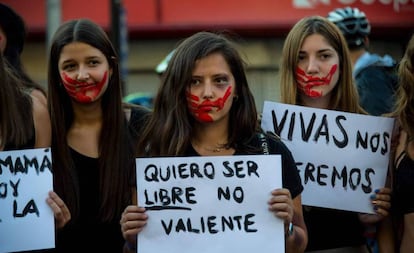 Jovenes chilenas sostienen pancartas contra la violencia de género en la marcha del 8-M pasado, en Santiago.