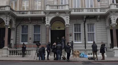 Jornalistas na entrada da companhia de investigação cofundada pelo espião Christopher Steele, nesta quinta-feira em Londres.