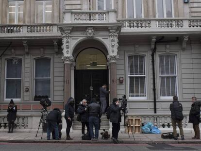 Jornalistas na entrada da companhia de investigação cofundada pelo espião Christopher Steele, nesta quinta-feira em Londres.