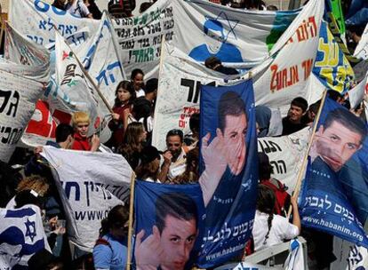 Decenas de personas se manifestan en Jerusalén por la liberación del soldado Gilad Shalit.