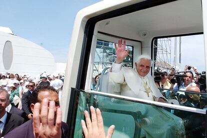 Benedicto XVI saluda a los fieles a su llegada a la explanada de Marisabella, en Bari.