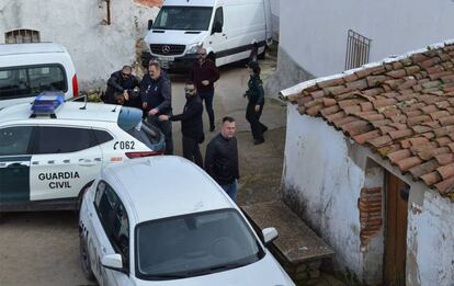 Bernardo Montoya es conducido por la Guardia Civil a su domicilio en El Campillo.