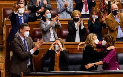 Sánchez, Calviño, Díaz y Montero celebran la convalidación del decreto, tras el susto inicial.