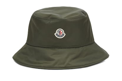 El gorro de pescador evoluciona ms all de los das de sol como proteccin perfecta ante viento y lluvia. La clave est en elegir uno como este de Moncler.