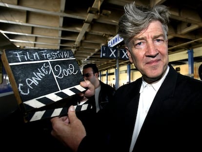 O cineasta norte-americano David Lynch, presidente do júri da 55ª edição do Festival de Cannes, posa com uma claquete ao desembarcar na cidade.