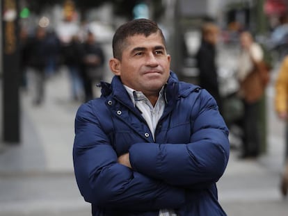 Salvador Alvarenga en la Gran V&iacute;a de Madrid antes de la entrevista.