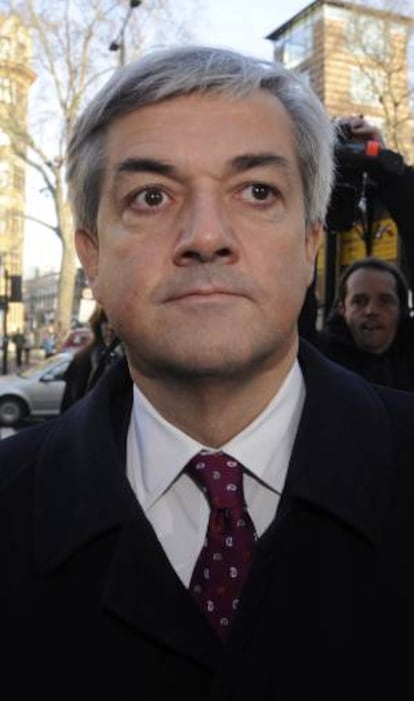 Fotografía de archivo fechada el 16 de febrero de 2012 del exministro liberaldemócrata Chris Huhne a su llegada a los juzgados de Westminster en Londres, Reino Unido. Un tribunal británico sentenció hoy, lunes 11 de marzo de 2013, a ocho meses de prisión a Huhne por haber señalado en 2003 como responsable de una infracción por exceso de velocidad a su exesposa, la economista Vicky Pryce, que afronta la misma pena.