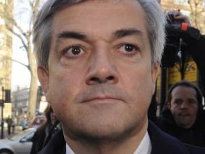 Fotografía de archivo fechada el 16 de febrero de 2012 del exministro liberaldemócrata Chris Huhne a su llegada a los juzgados de Westminster en Londres, Reino Unido. Un tribunal británico sentenció hoy, lunes 11 de marzo de 2013, a ocho meses de prisión a Huhne por haber señalado en 2003 como responsable de una infracción por exceso de velocidad a su exesposa, la economista Vicky Pryce, que afronta la misma pena.