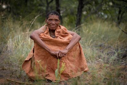 Bootshou es una anciana bosquimana que también está involucrada en el trabajo con los turistas. Los que están interesados abandonan los asentamientos por tres meses, aunque si luego están a gusto pueden solicitar quedarse más tiempo y, si no les gusta, pueden volverse cuando lo deseen.