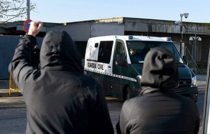 Dos personas jalean a los acusados en el juicio, conducidos por la Guardia Civil, el 16 de abril.