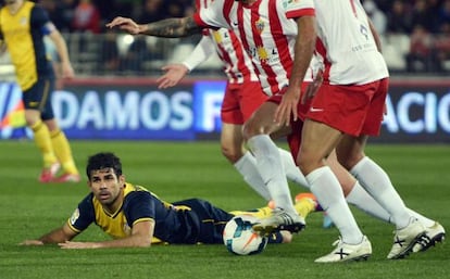 Diego Costa, en el suelo, en el partido en Almería.