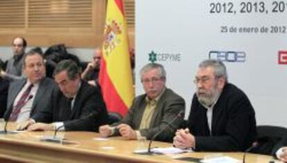 De izquierda a derecha: Jes&uacute;s Terciado (Cepyme), Juan Rosell (CEOE), Ignacio Fern&aacute;ndez Toxo (CC OO) y C&aacute;ndido M&eacute;ndez (UGT) durante la firma del Acuerdo de Negociaci&oacute;n Colectiva para el periodo 2012-2014.