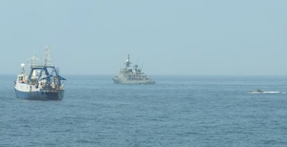 El buque de la Armada, en el momento de interceptar al &#039;Endeavour&#039; el pasado domingo.