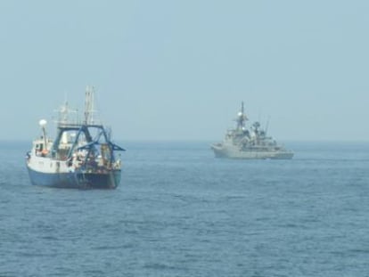 El buque de la Armada, en el momento de interceptar al &#039;Endeavour&#039; el pasado domingo.