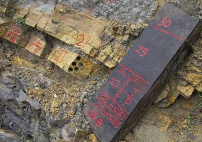 Capa de cenizas volcánicas en la sección Meishan (provincia de Zhejiang, China), de hace 252,28 millones de años, justo la frontera de la gran extinción masiva.
