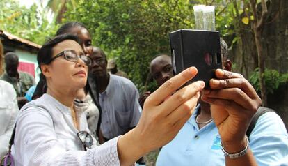 La que fuera directora general del Banco Mundial, Sri Mulyani Indrawati, revisa una prueba de agua potable cerca de Les Cayes, una zona rural de Haití, en 2014. 