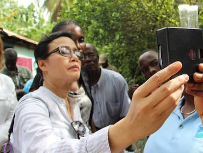 La que fuera directora general del Banco Mundial, Sri Mulyani Indrawati, revisa una prueba de agua potable cerca de Les Cayes, una zona rural de Haití, en 2014. 