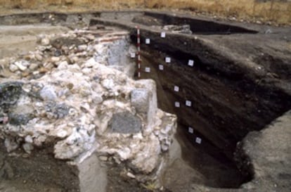 Muralla sur del yacimiento de Catalifa, en los años ochenta.