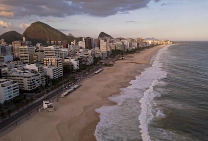Vista de la playa de Ipanema en Río de Janeiro, este sábado. El avance del coronavirus ha forzado a las autoridades de la ciudad a cerrar este fin de semana sus playas como parte de los esfuerzos para atajar una pandemia que ha matado ya en Brasil a cerca de 300.000 personas.
