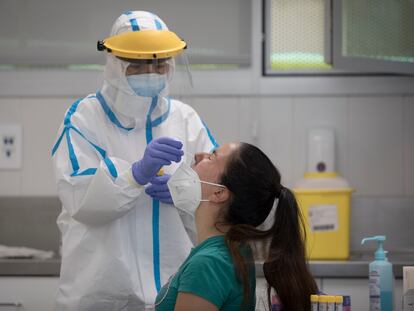 Un sanitario realiza una prueba PCR a una paciente en Barcelona.