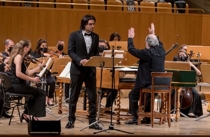 El contratenor Carlo Vistoli, protagonista del 'Giulio Cesare' de Handel dirigido en versión de concierto por Andrea Marcon (al clave, con los brazos en alto).