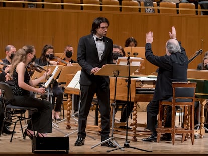El contratenor Carlo Vistoli, protagonista del 'Giulio Cesare' de Handel dirigido en versión de concierto por Andrea Marcon (al clave, con los brazos en alto).