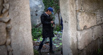 Mario, de 53 anos, consome crack na Casa Velha, nos arredores do Porto.