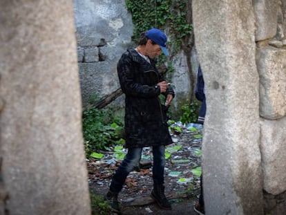 Mario, de 53 anos, consome crack na Casa Velha, nos arredores do Porto.