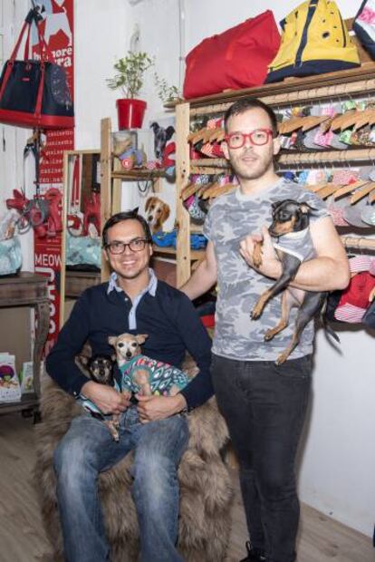 Fundadores da alfaiataria Caninetto com suas cadelas