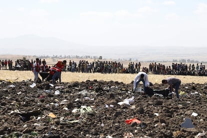 Los equipos de rescate trabajan durante las labores de recuperación de los cuerpos de las 157 víctimas del accidente de un avion de Ethiopia Airlines cerca de Bishofu, Etiopía, el 10 de marzo. El avión se dirigía de Aís Abeba a Kenia. Hay víctimas de 35 nacionalidades, entre ellas, dos españoles.