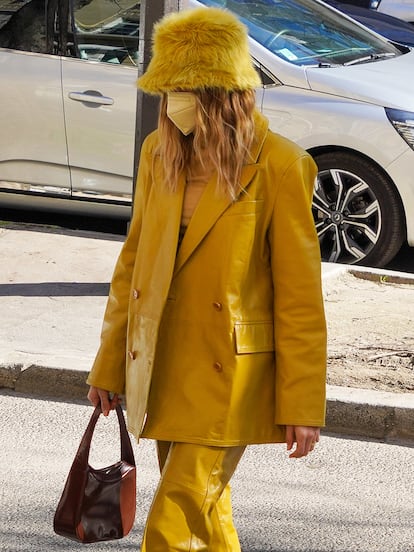 Durante la semana de la moda de París, Hailey Baldwin se dejó ver (aunque costaba identificarla) conjuntada de pies a cabeza con traje y gorrito de la firma nórdica Stand Studio.
