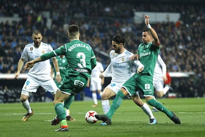 Isco, ante Gabriel y Bustinza.