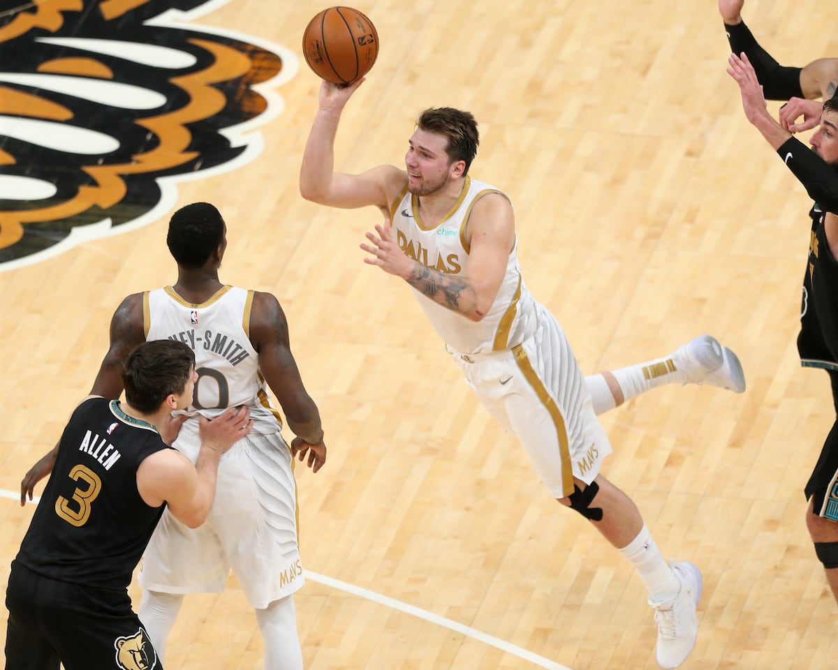 NBA: Un Doncic imparable decide otro partido con un triple fuera de ...