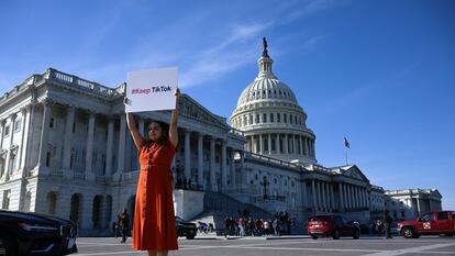 Giovanna Gonzalez demonstrates on March 13 in front of the Capitol against the law that threatens the closure of TikTok in the United States.