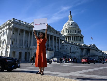 Giovanna Gonzalez se manifiesta el pasado 13 de marzo ante el Capitolio contra la ley que amenaza con el cierre de Tik Tok en Estados Unidos.
