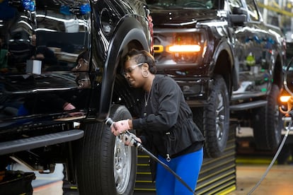 Una trabajadora de Ford en la planta de ensamblaje que la compañía tiene en la localidad de Dearborn (Michigan, EE UU).