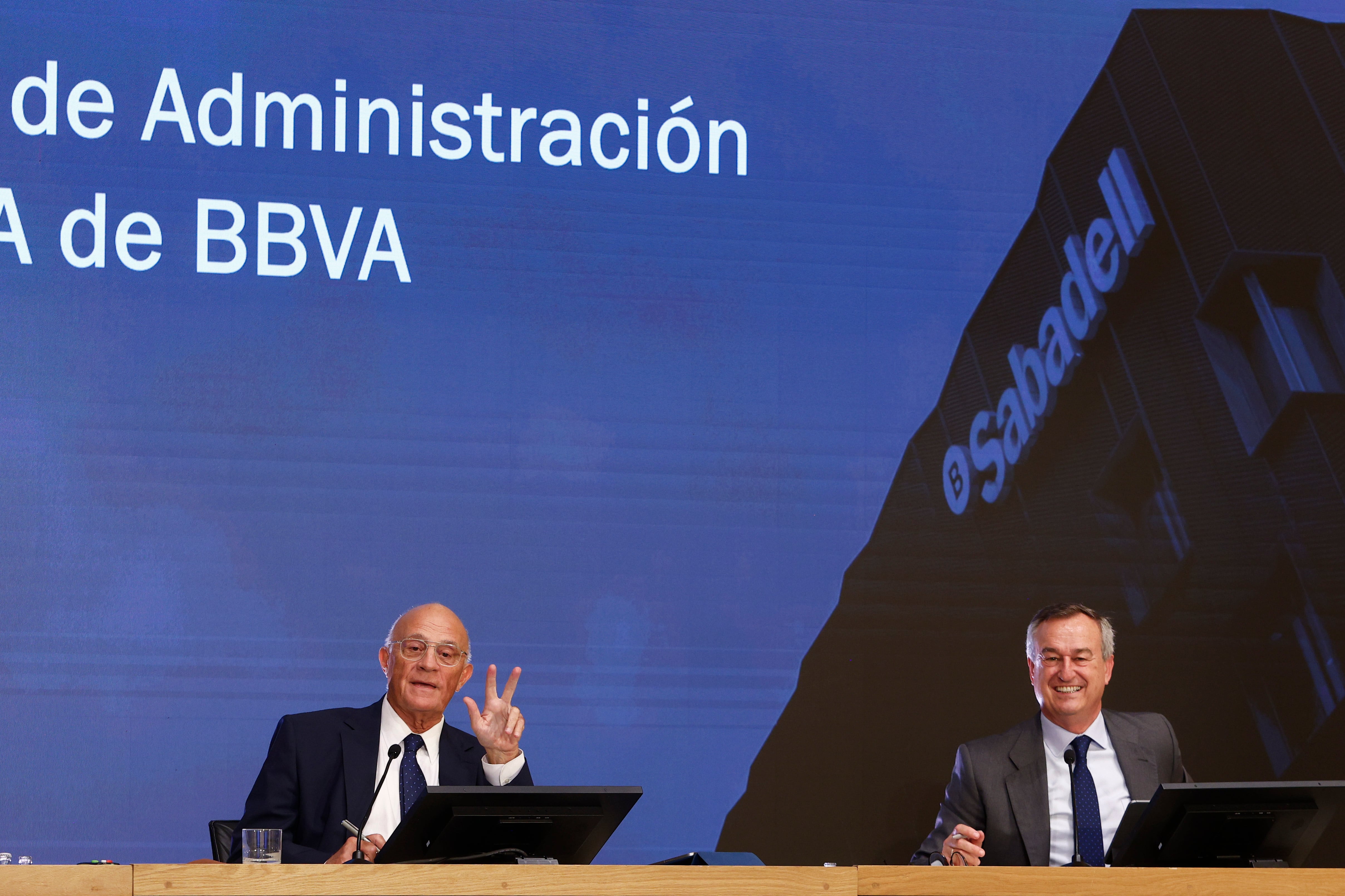 El presidente del Banco Sabadell, Josep Oliu y el consejero delegado, César González-Bueno, en rueda de prensa.