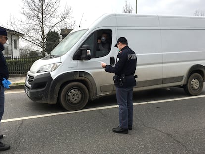 Un puesto de control para entrar a un municipio en cuarentena, el martes en Lombardía.