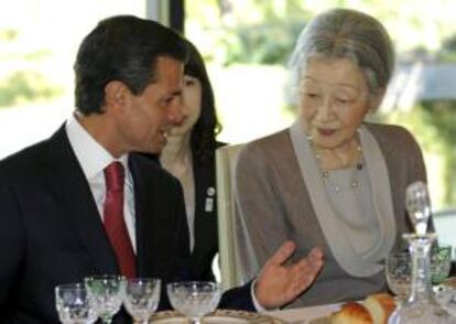 Fotografía cedida por la presidencia de México donde aparece el presidente Enrique Peña Nieto (i) durante una reunión ayer con la emperatriz Michiko (d) en Tokio (Japón).