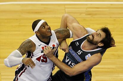 Carmelo Anthony (i) y Federico Kammerichs se agarran y pelean por un balón, ayer durante el partido en el Palau.